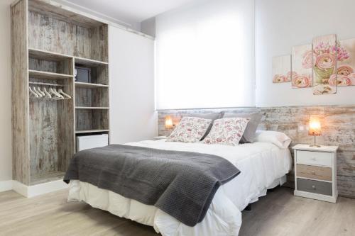 a bedroom with a bed and a brick wall at Urban Sabadell in Sabadell