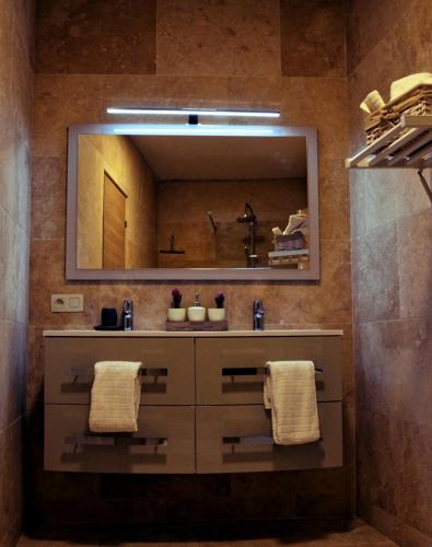 une salle de bain avec un lavabo et un miroir dans l'établissement La Bastide du Limon, à Mormoiron