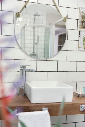 a bathroom with a sink and a mirror at Urban Sabadell in Sabadell