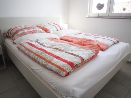 Un pat sau paturi într-o cameră la M&B guest house Srima