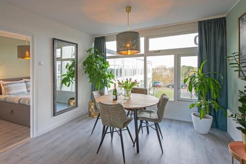 jadalnia ze stołem i roślinami w obiekcie Amsterdam Beach Apartment 90 w Zandvoort