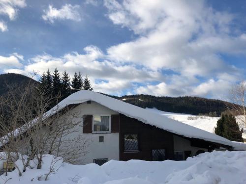 a snow covered roof of a house with snow at Apartment Fam. Zappe in Steinhaus am Semmering