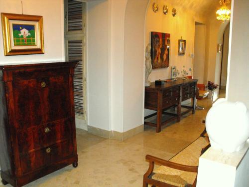 a living room with a dresser and a sink at B&B Del Piazzo in Biella