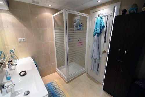 een badkamer met een douche en een wastafel bij Apartamento Estepona Golf in Estepona