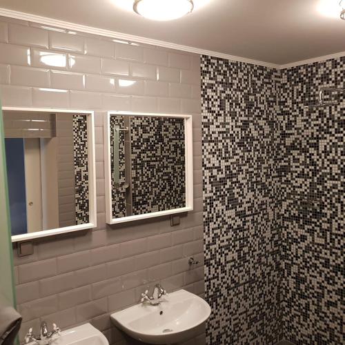 a bathroom with a sink and a mirror at Feierabend Elsdorf in Elsdorf