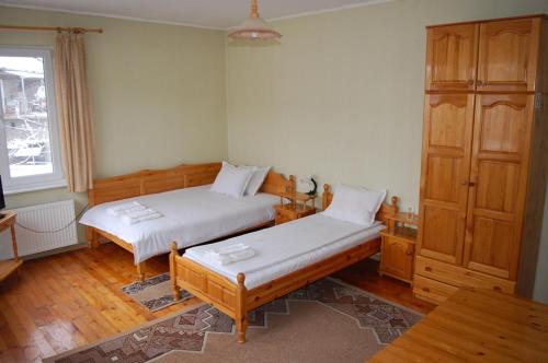 - une chambre avec deux lits et une armoire dans l'établissement Borova House, à Tryavna
