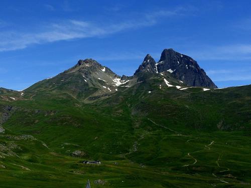 a mountain with green grass and a mountain at Hotel Casa Escolano in El Pueyo de Jaca