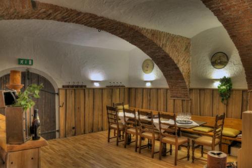 a dining room with a table and chairs at Bierhotel Ranklleiten Almtal in Pettenbach