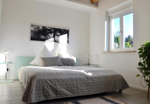 Een bed of bedden in een kamer bij Villa Berlin-Seehof