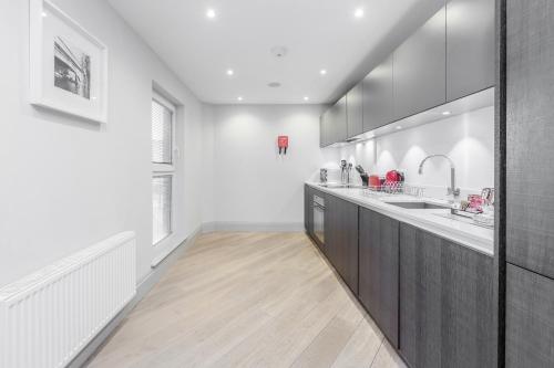 uma cozinha com um lavatório e um balcão em Roomspace Serviced Apartments - The Quadrant em Richmond upon Thames