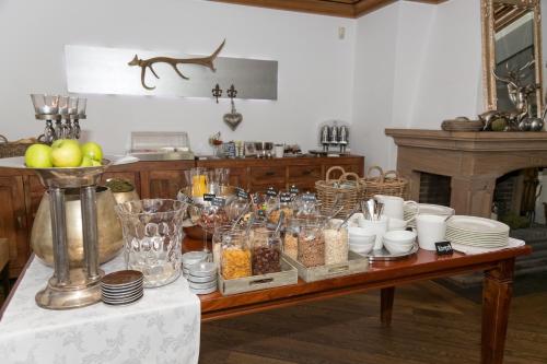 een tafel met eten en andere items op in een keuken bij Zum Sonnenwirt in Bopfingen