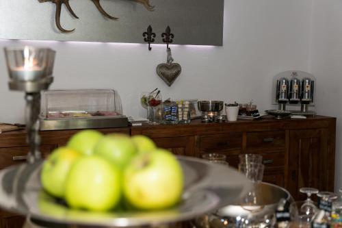 een keuken met een bord appels op een tafel bij Zum Sonnenwirt in Bopfingen