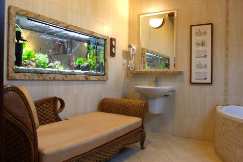 a bathroom with a sink and a fish tank at Dworek in Szonowice