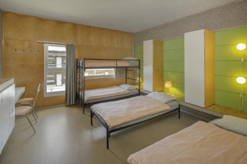 Poschodová posteľ alebo postele v izbe v ubytovaní Lausanne Youth Hostel Jeunotel