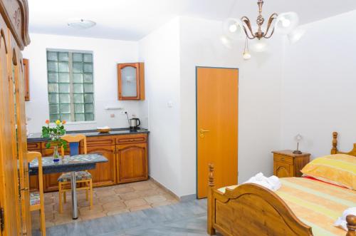 Llit o llits en una habitació de Samson Apartment