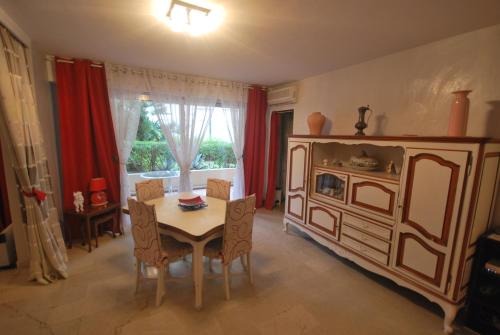 une salle à manger avec une table et une grande armoire dans l'établissement Appartement 1 Chambre Petit Juas, à Cannes