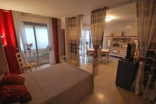 une chambre avec un lit et une salle à manger dans l'établissement Appartement 1 Chambre Petit Juas, à Cannes