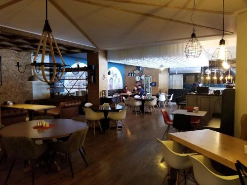 ein Speisesaal mit Tischen und Stühlen und ein Restaurant in der Unterkunft New Gudauri M&N in Gudauri