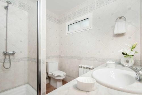 ビニベカにあるVilla Maribelのトイレ、洗面台、シャワー付きのバスルーム