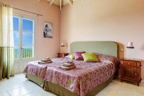a bedroom with a bed with two towels on it at Villa Nikolas in Andipáta Erísou
