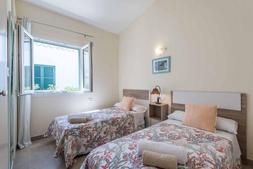 アス・マルカダルにあるVilla Anabelのベッド2台と窓のある寝室