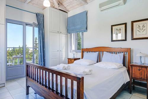 1 dormitorio con 1 cama con toallas en Villa Votsalo en Kaligata