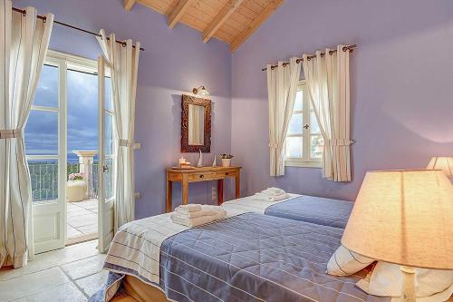 Cet appartement comprend une chambre avec deux lits et un balcon. dans l'établissement Villa Persephone, à Andipáta Erísou