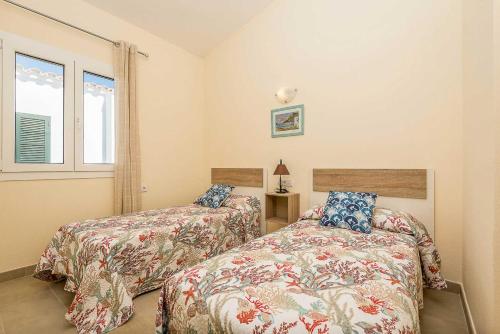 アス・マルカダルにあるVilla Alanaのベッド2台と窓のある寝室