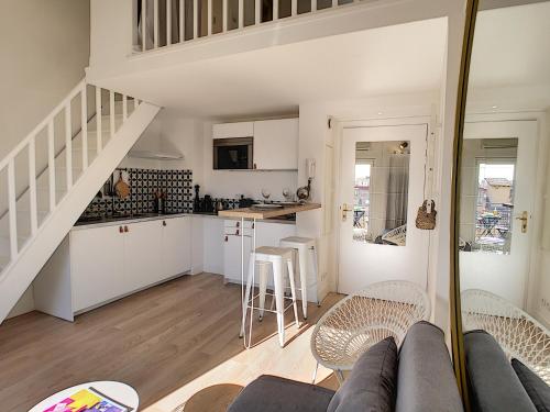 - un salon et une cuisine avec un canapé et des chaises dans l'établissement Nestor&Jeeves - DUPLEX MIROIR - Hyper center - Shopping area - Top floor, à Nice