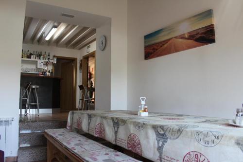 um quarto com uma mesa com uma toalha de mesa em Albergue Vive tu Camino em Reliegos