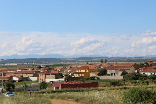 a small town with houses and mountains in the background at Albergue Vive tu Camino in Reliegos