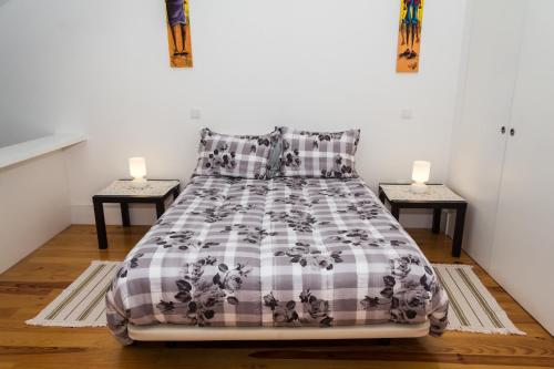 1 dormitorio con 1 cama con 2 mesitas de noche en Apartamento City Center, en Oporto