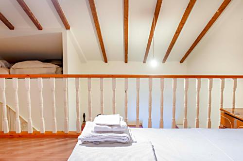 Habitación con cama y dormitorio con litera. en Kanakades, en Kanakádes