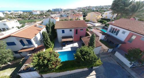 uma vista aérea de uma casa com piscina em Villa Olivia em Protaras