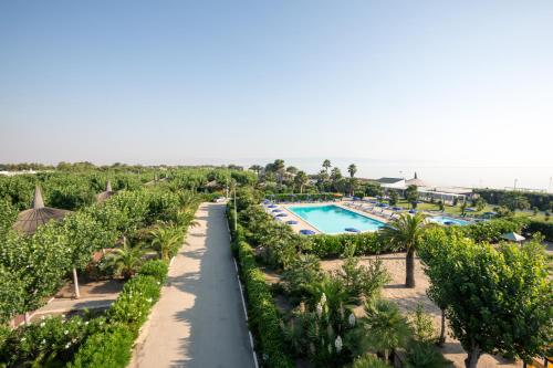 einen Luftblick auf den Resortpool in der Unterkunft African Beach Hotel-Residence in Manfredonia