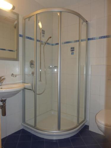 una ducha con puerta de cristal en un baño en Abanico Ferien, en Samnaun