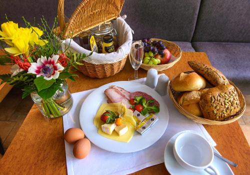 a table with a plate of food and baskets of bread at Zum Handtuch in Bautzen