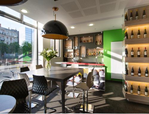 史特拉斯堡的住宿－斯特拉斯堡小法國宜必思尚品酒店，一间配备有桌椅的用餐室和绿色的墙壁