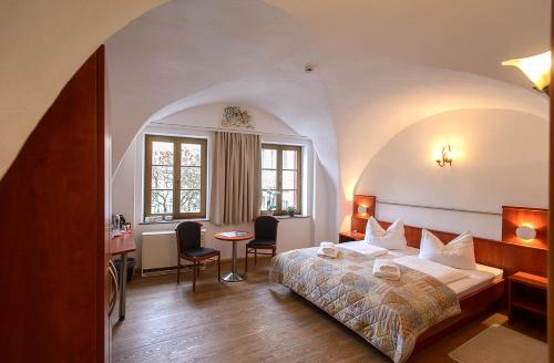 a hotel room with a bed and a table and chairs at Zum Handtuch in Bautzen