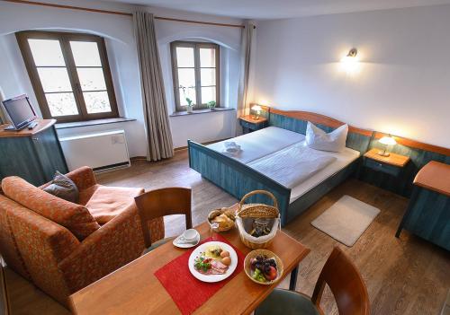 een kleine kamer met een bed en een tafel bij Zum Handtuch in Bautzen