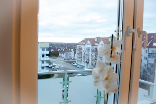 una vista de una ciudad desde una ventana en Apartament Prezydent, en Gorzów Wielkopolski