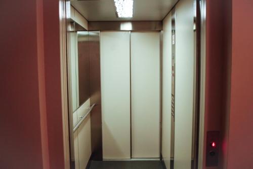 Un ascensor en un edificio con luz roja en Apartament Prezydent, en Gorzów Wielkopolski
