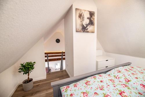 Giường trong phòng chung tại Ganze Wohnung in Bad Buchau am Federsee