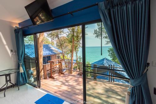 a room with a large window with a view of the ocean at Sangthian Beach Resort in Ko Samed