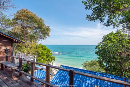 a balcony with a view of the ocean at Sangthian Beach Resort in Ko Samed