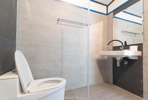 a bathroom with a toilet and a sink at Sangthian Beach Resort in Ko Samed