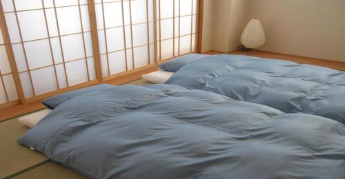 Katil atau katil-katil dalam bilik di Guesthouse Hyakumanben Cross japanese room / Vacation STAY 15396