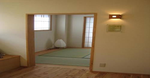 um quarto com um espelho grande num quarto em Guesthouse Hyakumanben Cross japanese room / Vacation STAY 15396 em Quioto