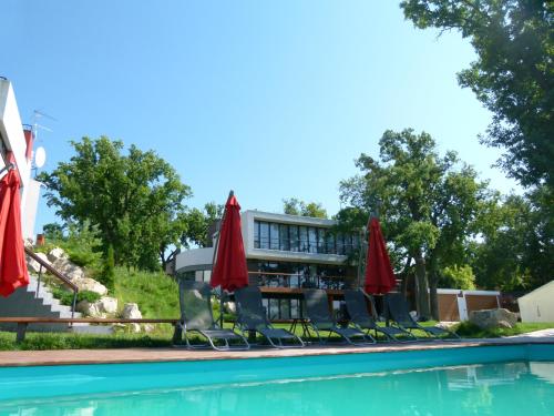 una piscina con sillas y sombrillas frente a un hotel en "7 terrass" бутик-отель en Samara