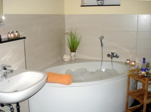 uma casa de banho com banheira e lavatório em Ferienhaus Seeschwalbe em Fehmarn